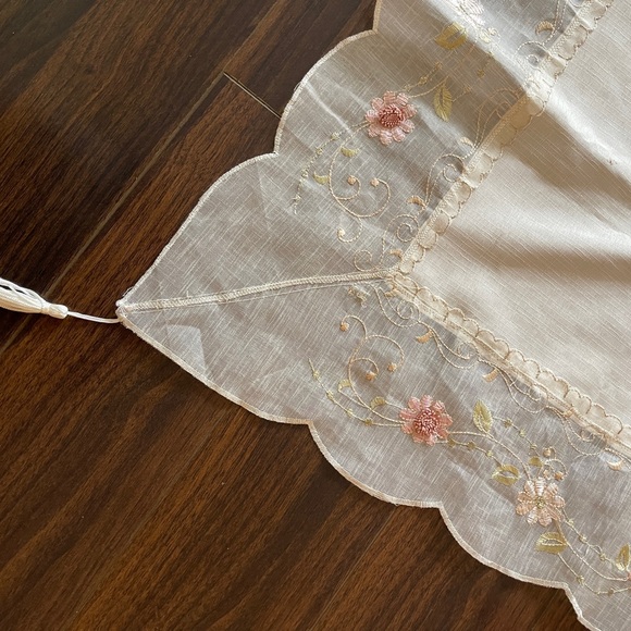 Beautiful silk table cloth - Picture 4 of 4